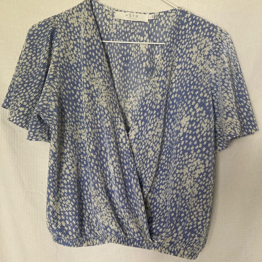 ASTR SHORT SLEEVE CRINKLE WRAP TOP